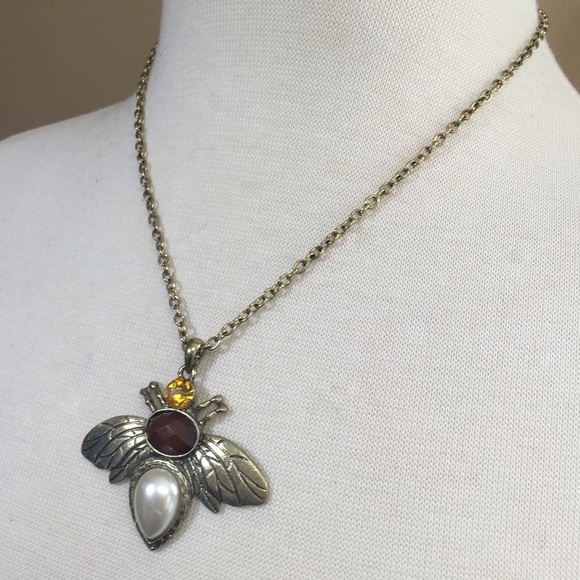 Bee Gold Pearl Vintage Look Necklace Earrings Set - Picture 2 of 3